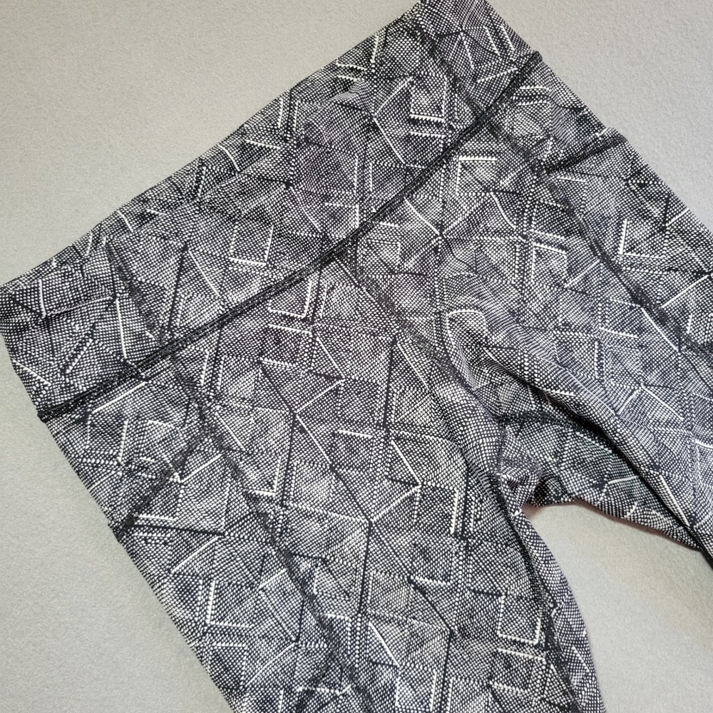 Lululemon Tight Stuff Tight II Scalloped Leggings Black White Geometric Size 8